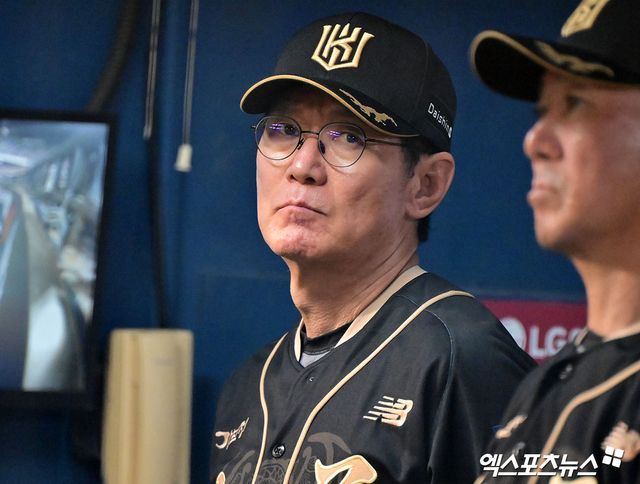 11일 오후 서울 송파구 잠실야구장에서 열린 '2025 신한 SOL Bank KBO리그' KT 위즈와 LG 트윈스의 경기, KT 이강철 감독이 생각에 잠겨 있다. 엑스포츠뉴스DB