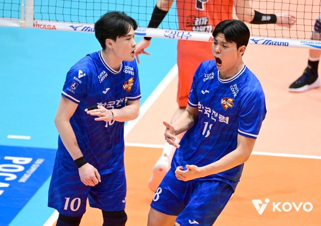 19일 오후 전라남도 여수 진남체육관에서 열린 '2025 여수·NH농협컵 프로배구대회' 남자부 준결승 OK저축은행과 한국전력의 경기, 한국전력 김정호(왼쪽)와 전진선(오른쪽)이 기쁨을 나누고 있다. KOVO