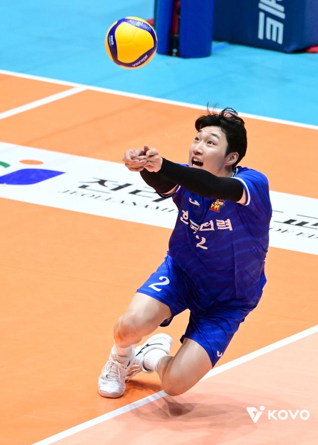 19일 오후 전라남도 여수 진남체육관에서 열린 '2025 여수·NH농협컵 프로배구대회' 남자부 준결승 OK저축은행과 한국전력의 경기, 한국전력 김주영이 공을 받아내고 있다. KOVO