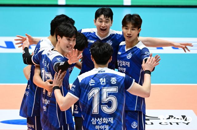 19일 오후 전라남도 여수 진남체육관에서 열린 '2025 여수·NH농협컵 프로배구대회' 남자부 준결승 대한항공과 삼성화재의 경기, 삼성화재 선수들이 득점 후 기뻐하고 있다. KOVO