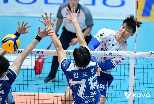 19일 오후 전라남도 여수 진남체육관에서 열린 '2025 여수·NH농협컵 프로배구대회' 남자부 준결승 대한항공과 삼성화재의 경기, 대한항공 임재영이 공격을 시도하고 있다. KOVO