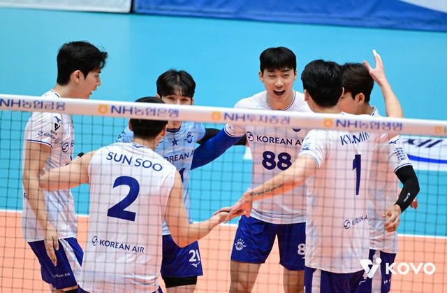 19일 오후 전라남도 여수 진남체육관에서 열린 '2025 여수·NH농협컵 프로배구대회' 남자부 준결승 대한항공과 삼성화재의 경기, 대한항공 선수들이 득점 후 기뻐하고 있다. KOVO