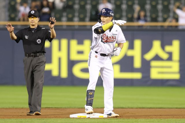 두산 베어스 안재석이 18일 서울 잠실야구장에서 열린 2025 신한 SOL Bank KBO리그 키움 히어로즈와 홈경기에 1번타자 겸 유격수로 선발 출전, 3타수 2안타(2루타 2) 2득점 1볼넷으로 활약하며 팀 승리에 기여했다. 이날 안재석은 팀의 3득점 중 2득점을 책임졌다. 두산 베어스