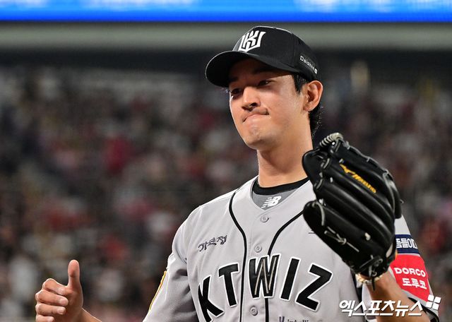 21일 오후 수원KT위즈파크에서 열린 '2025 신한 SOL Bank KBO리그' KIA 타이거즈와 KT 위즈의 경기, 5회초 수비를 마친 KT 고영표가 더그아웃으로 향하고 있다. 엑스포츠뉴스DB