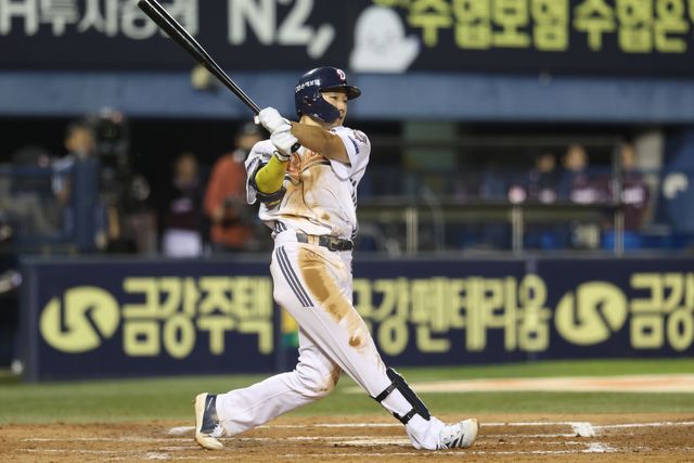 두산 베어스 안재석이 18일 서울 잠실야구장에서 열린 2025 신한 SOL Bank KBO리그 키움 히어로즈와 홈경기에 1번타자 겸 유격수로 선발 출전, 3타수 2안타(2루타 2) 2득점 1볼넷으로 활약하며 팀 승리에 기여했다. 이날 안재석은 팀의 3득점 중 2득점을 책임졌다. 두산 베어스