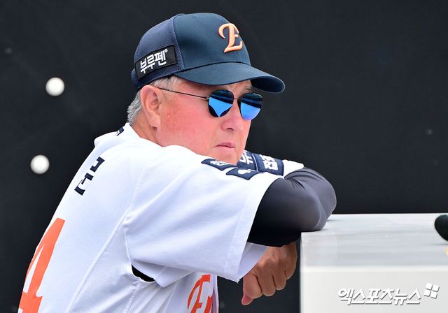 15일 오후 대전 한화생명 볼파크에서 열리는 '2025 신한 SOL Bank KBO리그' 키움 히어로즈와 한화 이글스의 경기, 한화 김경문 감독이 선수들의 훈련을 지켜보고 있다. 엑스포츠뉴스DB