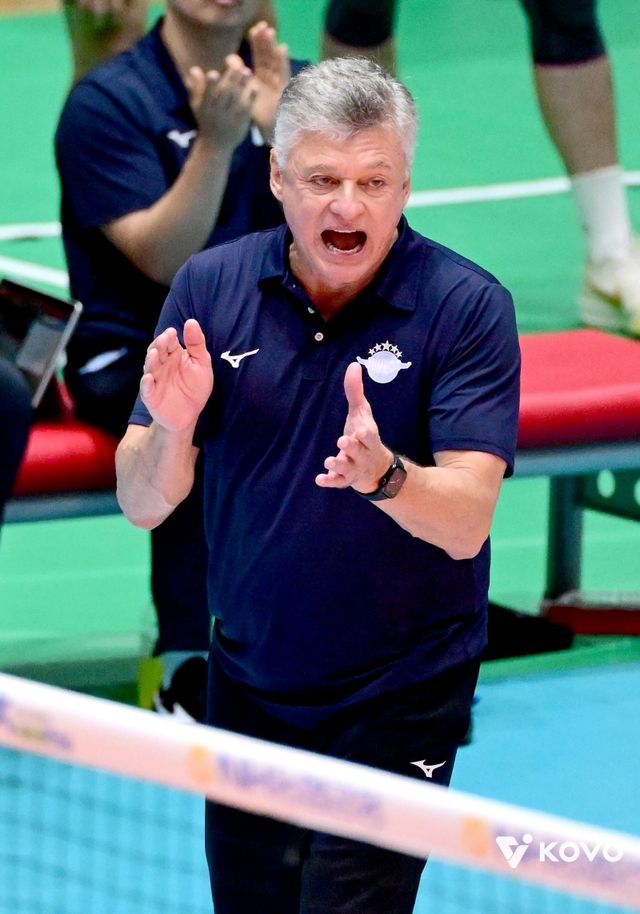 19일 오후 전라남도 여수 진남체육관에서 열린 '2025 여수·NH농협컵 프로배구대회' 남자부 준결승 대한항공과 삼성화재의 경기, 헤난 달 조토 대한항공 감독이 선수들을 격려하고 있다. KOVO