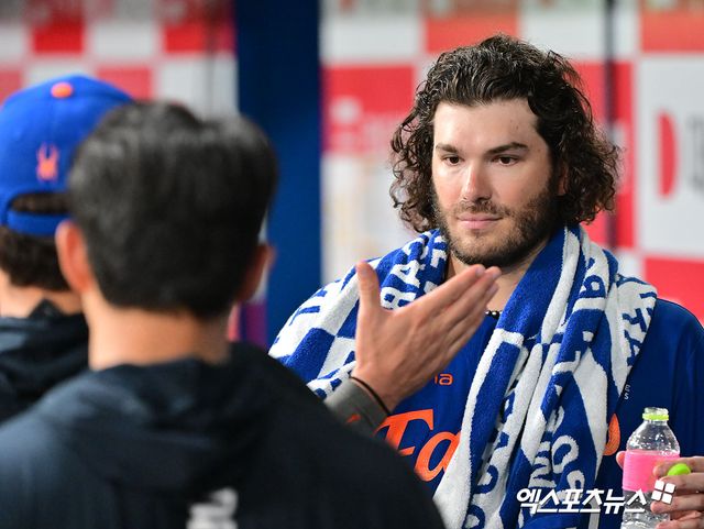 28일 오후 서울 구로구 고척스카이돔에서 열린 '2025 신한 SOL Bank KBO리그' 한화 이글스와 키움 히어로즈의 경기, 5회말 수비를 마친 한화 폰세가 류현진과 포옹을 하고 있다. 엑스포츠뉴스DB