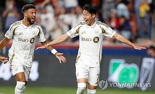 MLS 사무국이 19일(한국시간) 공식 홈페이지를 통해 오는 주말 열리는 2025시즌 리그 35라운드에 누가 진출하고 떨어질지 전망했다.&nbsp;LAFC가 1. LAFC가 레알 솔트레이크와의 경기에서 비기거나 산호세 어스퀘이크가 세인트 루이스에게 비기기만 해도 '아우디 2025 MLS 컵 플레이오프에 진출한다. 연합뉴스