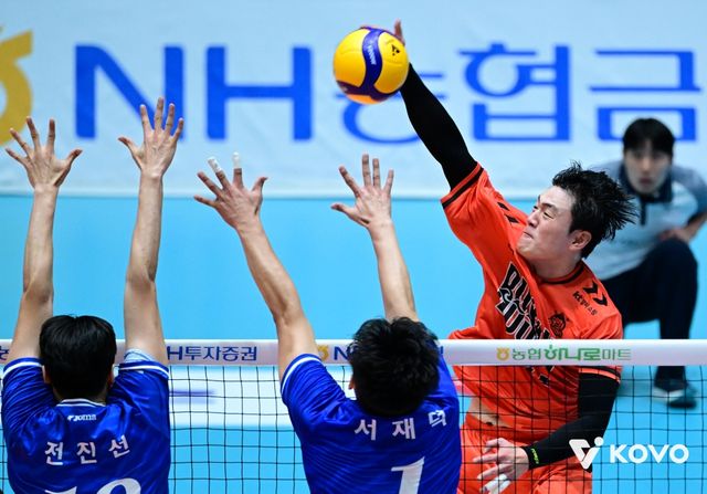 19일 오후 전라남도 여수 진남체육관에서 열린 '2025 여수·NH농협컵 프로배구대회' 남자부 준결승 OK저축은행과 한국전력의 경기, OK저축은행 송희채가 공격을 시도하고 있다. KOVO