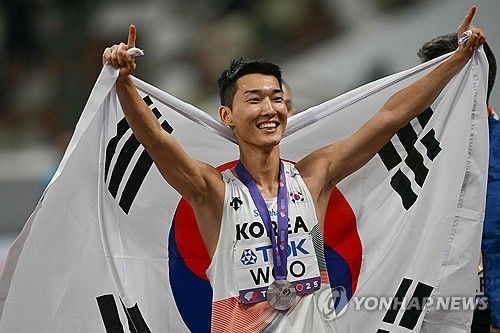 일본 언론이 2025 도쿄 세계육상선수권 남자 높이뛰기 은메달을 따낸 한국의 우상혁을 주목했다. 사진 연합뉴스