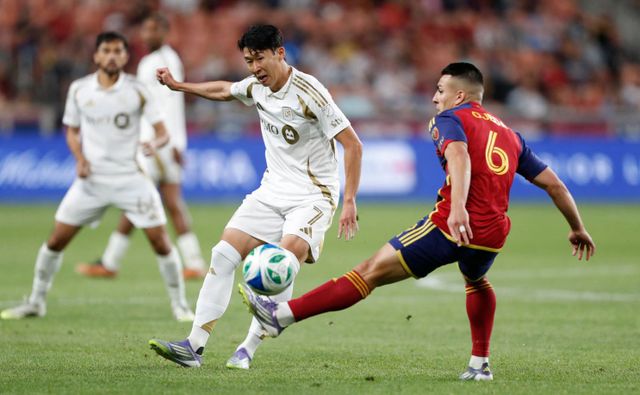 MLS 사무국이 19일(한국시간) 공식 홈페이지를 통해 오는 주말 열리는 2025시즌 리그 35라운드에 누가 진출하고 떨어질지 전망했다.&nbsp;LAFC가 1. LAFC가 레알 솔트레이크와의 경기에서 비기거나 산호세 어스퀘이크가 세인트 루이스에게 비기기만 해도 '아우디 2025 MLS 컵 플레이오프에 진출한다. 연합뉴스