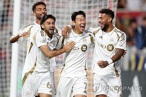 MLS 사무국이 19일(한국시간) 공식 홈페이지를 통해 오는 주말 열리는 2025시즌 리그 35라운드에 누가 진출하고 떨어질지 전망했다.&nbsp;LAFC가 1. LAFC가 레알 솔트레이크와의 경기에서 비기거나 산호세 어스퀘이크가 세인트 루이스에게 비기기만 해도 '아우디 2025 MLS 컵 플레이오프에 진출한다. 연합뉴스