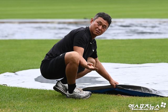 1982년 KBO리그 출범 후 포수로는 유일하게 단일 시즌 40홈런 이상을 기록한 박경완 LG 트윈스 1군 배터리코치. 사진 엑스포츠뉴스 DB