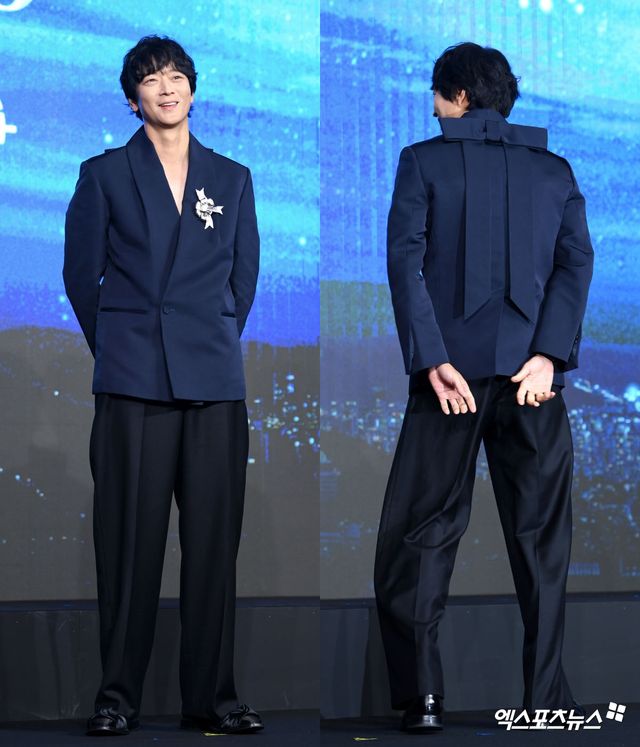 '반전 뒤태' 강동원, 리본 달고 왔어요