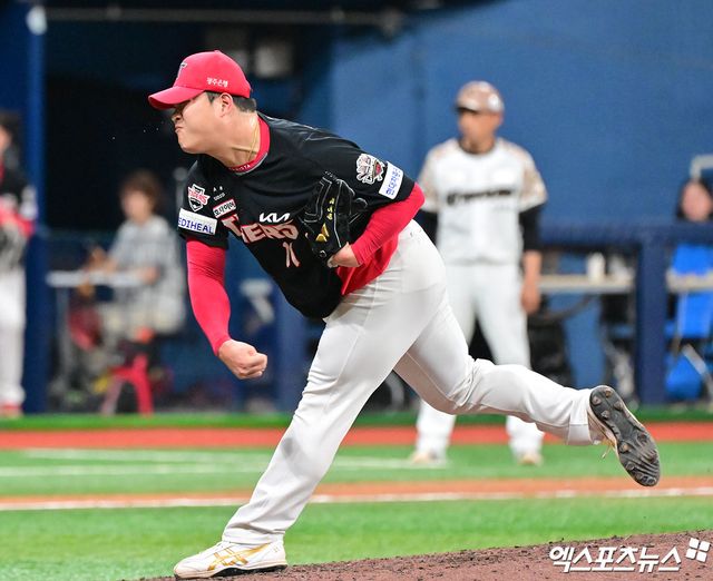 25일 오후 서울 구로구 고척스카이돔에서 열린 '2025 신한 SOL Bank KBO리그' KIA 타이거즈와 키움 히어로즈의 경기, 8회말 KIA 조상우가 공을 힘차게 던지고 있다. 엑스포츠뉴스 DB