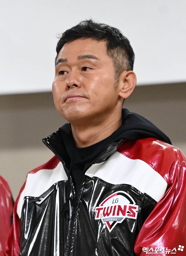 1982년 KBO리그 출범 후 포수로는 유일하게 단일 시즌 40홈런 이상을 기록한 박경완 LG 트윈스 1군 배터리코치. 사진 엑스포츠뉴스 DB