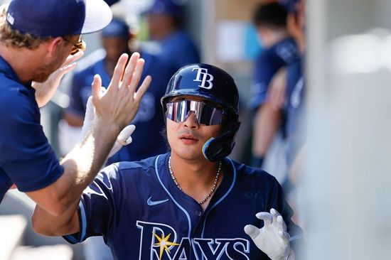 웨이버 공시를 통해 탬파베이 레이스에서 애틀란타 브레이브스로 전격 이적한 내야수 김하성이 3일 시카고 컵스전에서 곧장 애틀란타 데뷔전을 치른다. 김하성은 일본 좌완 투수 이마나가 쇼타와 메이저리그 첫 맞대결로 미니 한일전까지 치를 예정이다. 연합뉴스