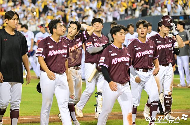 30일 오후 서울 송파구 잠실야구장에서 열린 '2025 신한 SOL Bank KBO리그' 키움 히어로즈와 LG 트윈스의 경기, LG가 키움에 6:5로 승리하며 전날의 패배를 설욕했다. 경기종료 후 키움 선수들이 그라운드를 빠져나가고 있다. 엑스포츠뉴스 DB