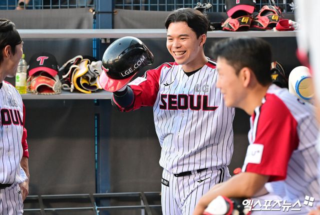 LG 트윈스 외야수 문성주가 2일 서울 잠실야구장에서 열린 2025 신한 SOL Bank KBO리그 롯데 자이언츠와의 팀 간 15차전에서 4타수 4안타를 기록, 팀 승리를 이끌었다. 사진 엑스포츠뉴스 DB