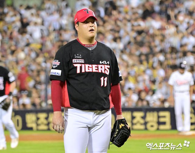 15일 오후 서울 송파구 잠실야구장에서 열린 '2025 신한 SOL Bank KBO리그' KIA 타이거즈와 두산 베어스의 경기, 8회말 수비를 마친 KIA 조상우가 더그아웃으로 향하고 있다. 엑스포츠뉴스 DB