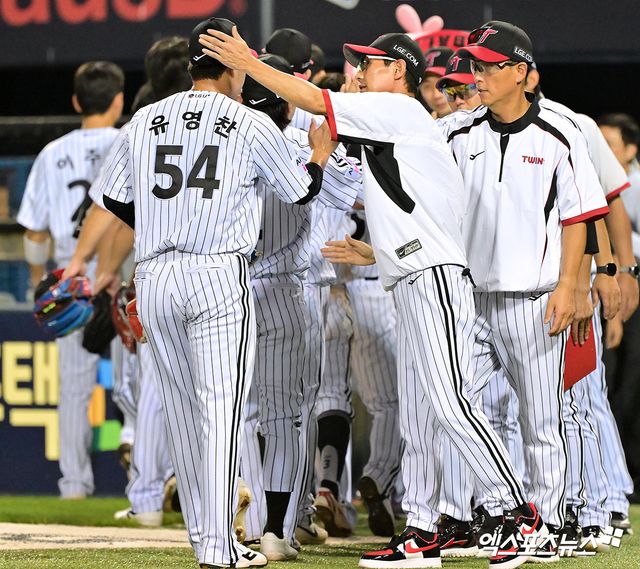 염경엽 LG 트윈스 감독이 2025시즌 8월 MVP 후보에 오른 마무리 투수 유영찬의 활약에 만족감을 나타냈다. 사진 엑스포츠뉴스 DB