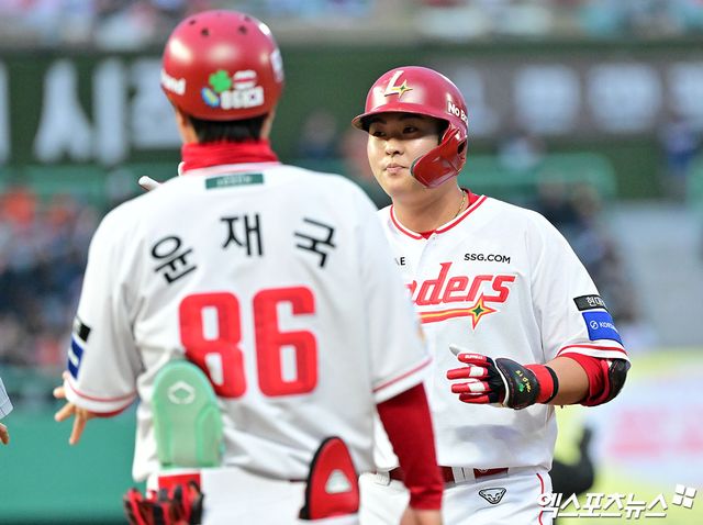 17일 오후 인천SSG랜더스필드에서 열린 '2025 신한 SOL Bank KBO리그' 한화 이글스와 SSG 랜더스의 경기, 1회말 1사 1,3루 SSG 고명준이 1타점 적시타를 날린 후 기뻐하고 있다. 엑스포츠뉴스 DB