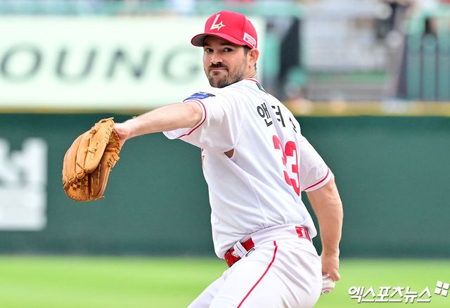 SSG 랜더스 외국인 투수 드류 앤더슨이 2일 인천SSG랜더스필드에서 열린 2025 신한 SOL Bank KBO리그 키움 히어로즈와의 시즌 15차전에 선발 등판해 5이닝 3피안타 2사사구 8탈삼진 1실점으로 승리투수가 됐다. 지난해(11승)에 이어 2년 연속 10승 고지를 밟았다. 엑스포츠뉴스 DB