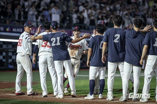 김태형 감독이 이끄는 롯데 자이언츠가 2일 서울 잠실야구장에서 열리는 2025 신한 SOL Bank KBO리그 LG와 팀 간 15차전에서 연승을 노린다. 사진 롯데 자이언츠