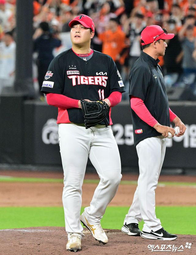 10일 오후 대전 한화생명 볼파크에서 열린 '2025 신한 SOL Bank KBO리그' KIA 타이거즈와 한화 이글스의 경기, 8회말 2사 1,2루 KIA 조상우가 마운드를 내려오고 있다. 엑스포츠뉴스 DB