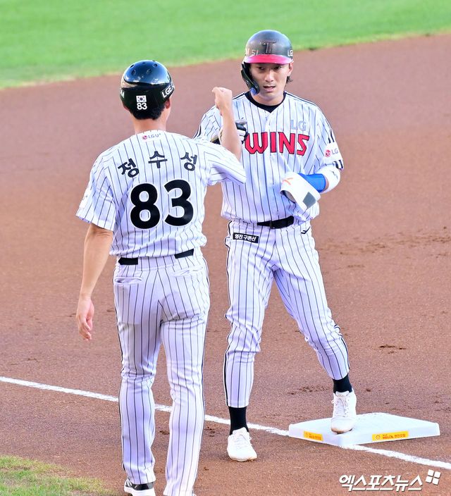 LG 트윈스 내야수 신민재(오른쪽)가 2일 서울 잠실야구장에서 열린 2025 신한 SOL Bank KBO리그 롯데 자이언츠와의 팀 간 15차전에서 3회말 선제 1타점 적시타를 기록했다. 사진 엑스포츠뉴스 DB