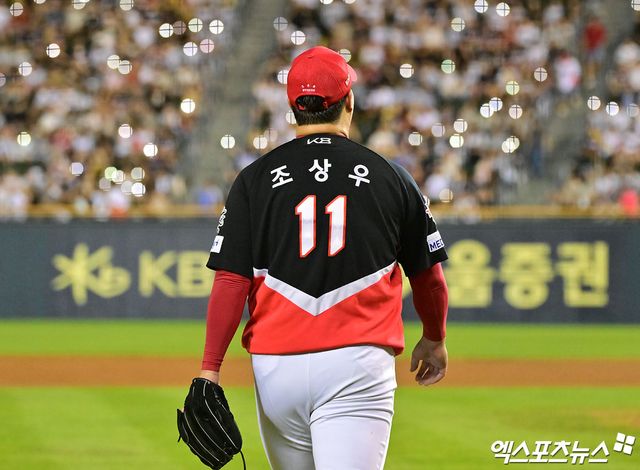 15일 오후 서울 송파구 잠실야구장에서 열린 '2025 신한 SOL Bank KBO리그' KIA 타이거즈와 두산 베어스의 경기, 8회말 KIA 조상우가 마운드로 향하고 있다. 엑스포츠뉴스 DB