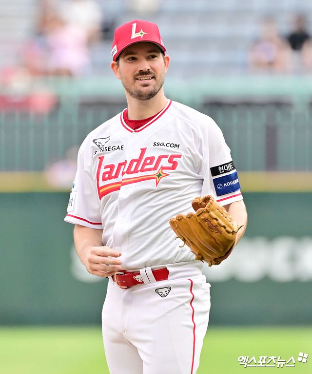 SSG 랜더스 외국인 투수 드류 앤더슨이 2일 인천SSG랜더스필드에서 열린 2025 신한 SOL Bank KBO리그 키움 히어로즈와의 시즌 15차전에 선발 등판해 5이닝 3피안타 2사사구 8탈삼진 1실점으로 승리투수가 됐다. 지난해(11승)에 이어 2년 연속 10승 고지를 밟았다. 엑스포츠뉴스 DB