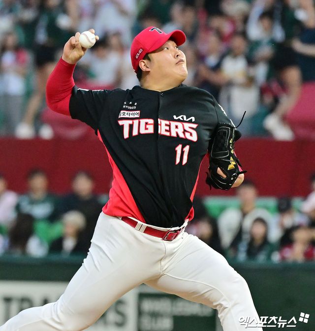21일 오후 인천SSG랜더스필드에서 열린 '2025 신한 SOL Bank KBO리그' KIA 타이거즈와 SSG 랜더스의 경기, 8회말 KIA 조상우가 공을 힘차게 던지고 있다. 엑스포츠뉴스 DB
