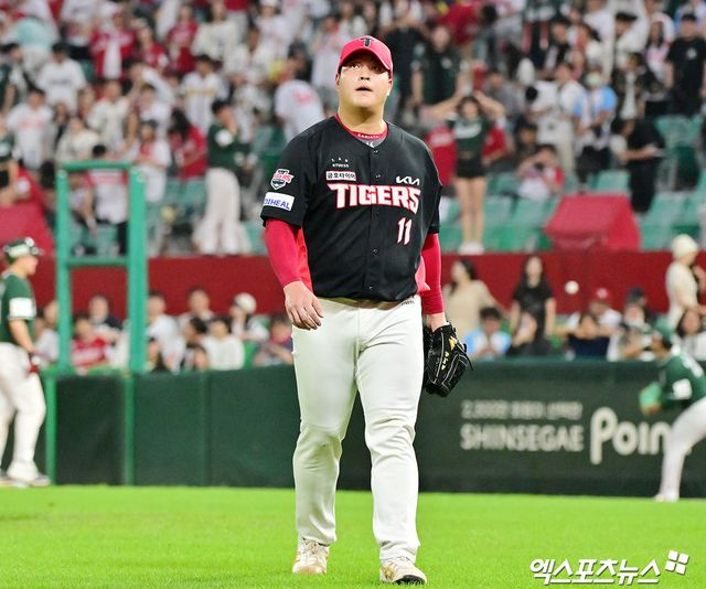 21일 오후 인천SSG랜더스필드에서 열린 '2025 신한 SOL Bank KBO리그' KIA 타이거즈와 SSG 랜더스의 경기, 8회말 수비를 마친 KIA 조상우가 더그아웃으로 향하고 있다. 엑스포츠뉴스 DB