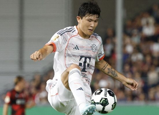 독일 최고 명문이자 디펜딩 분데스리가 챔피언 바이에른 뮌헨은 20일(한국시간) 오후 10시30분 독일 호펜하임 프리제로 아레나에서 2025-2026 분데스리가 4라운드 호펜하임과 원정 경기를 치른다. 뮌헨이 3연승을 달린 가운데 사령탑인 뱅상 콤파니 감독은 마누엘 노이어를 골키퍼로 세운 뒤 김민재와 독일 국가대표 오나탄 타를 센터백 콤비로 출격시켰다. 김민재는 새 시즌 정규리그에 선발 멤버로 처음 등장한다. 연합뉴스