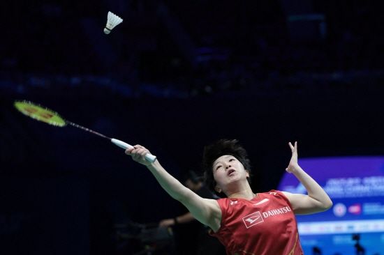 지난해 파리 하계올림픽 배드민턴 금메달리스트이자 세계 1위 안세영은 20일 중국 선전의 선전 아레나에서 열린 2025 세계배드민턴연맹(BWF) 월드투어 슈퍼 750 중국 마스터스 여자단식 4강에서 일본의 야마구치 아카네(사진)를 단 39분 만에 게임스코어 2-0으로 완파했다. 야마구치는 2021년과 2022년, 그리고 올해 세계선수권 여자단식을 우승하는 등 '월드챔피언'에 3번이나 오른 강자임에도 안세영 앞에서 힘 없이 무너졌다. 연합뉴스