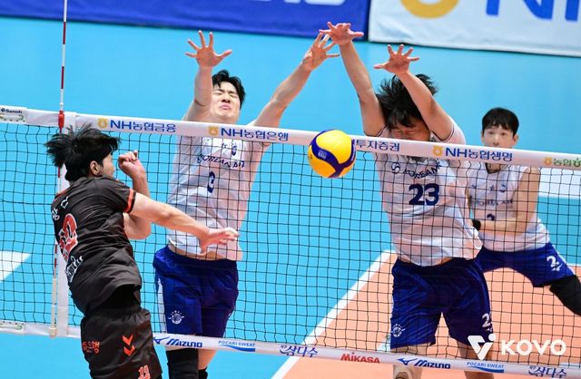 20일 오후 전라남도 여수 진남체육관에서 열린 2025 여수·NH농협컵 프로배구대회 남자부 결승 OK저축은행과 대한항공의 경기, 대한항공이 세트스코어 3:0으로 승리하면서 우승을 차지했다. OK저축은행 전광인의 공격 시도 때 대한항공 김민재가 블로킹을 시도하고 있다. KOVO