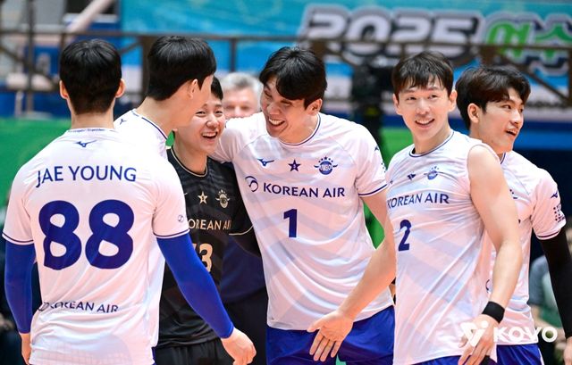 20일 오후 전라남도 여수 진남체육관에서 열린 2025 여수·NH농협컵 프로배구대회 남자부 결승 OK저축은행과 대한항공의 경기, 대한항공이 세트스코어 3:0으로 승리하면서 우승을 차지했다. 대한항공 선수들이 득점 후 기뻐하고 있다. KOVO