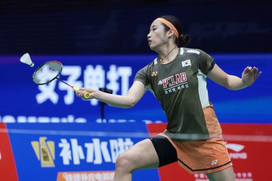 지난해 파리 하계올림픽 배드민턴 금메달리스트이자 세계 1위 안세영은 20일 중국 선전의 선전 아레나에서 열린 2025 세계배드민턴연맹(BWF) 월드투어 슈퍼 750 중국 마스터스 여자단식 4강에서 일본의 야마구치 아카네를 단 39분 만에 게임스코어 2-0으로 완파했다. 야마구치는 2021년과 2022년, 그리고 올해 세계선수권 여자단식을 우승하는 등 '월드챔피언'에 3번이나 오른 강자임에도 안세영 앞에서 힘 없이 무너졌다. 연합뉴스