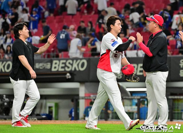 10일 오후 광주기아챔피언스필드에서 열린 '2025 신한 SOL Bank KBO리그' 삼성 라이온즈와 KIA 타이거즈의 경기, KIA가 3안타 3타점을 기록한 박찬호의 활약에 힘입어 삼성에 4:0으로 승리했다. KIA 이범호 감독이 선수들과 하이파이브를 하고 있다. 엑스포츠뉴스 DB