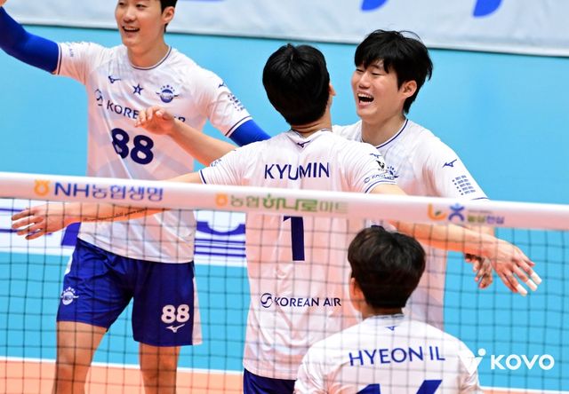 20일 오후 전라남도 여수 진남체육관에서 열린 2025 여수·NH농협컵 프로배구대회 남자부 결승 OK저축은행과 대한항공의 경기, 대한항공이 세트스코어 3:0으로 승리하면서 우승을 차지했다. 대한항공 김민재가 기쁨을 표현하고 있다. KOVO