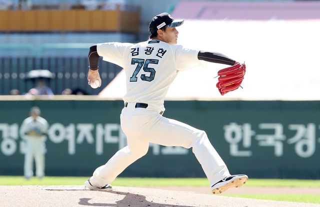 SSG 랜더스 김광현이 21일 인천 SSG랜더스필드에서 열린 2025 신한 SOL Bank KBO리그 두산 베어스와의 팀 간 14차전에 선발등판, 5이닝 3실점으로 승리투수가 됐다. 사진 SSG 랜더스