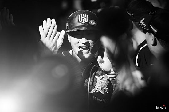 KT 위즈 안현민이 21일 수원 KT위즈파크에서 열린 2025 신한 SOL Bank KBO리그 삼성 라이온즈와 홈경기에 3번타자 겸 우익수로 선발 출전, 4타수 2안타(1홈런) 2타점 1볼넷을 기록했다. KT 위즈