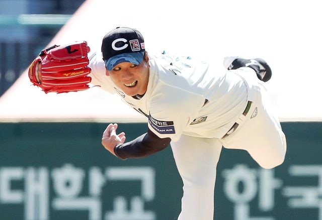 SSG 랜더스 김광현이 21일 인천 SSG랜더스필드에서 열린 2025 신한 SOL Bank KBO리그 두산 베어스와의 팀 간 14차전에 선발등판, 5이닝 3실점을 기록했다. SSG 랜더스