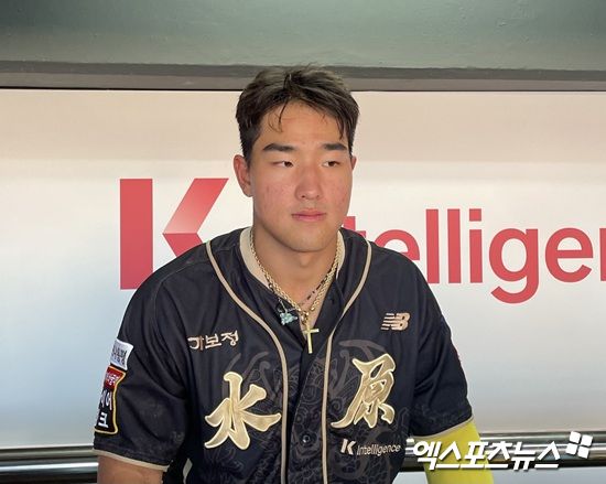KT 위즈 안현민이 21일 수원 KT위즈파크에서 열린 2025 신한 SOL Bank KBO리그 삼성 라이온즈와 홈경기에 3번타자 겸 우익수로 선발 출전, 4타수 2안타(1홈런) 2타점 1볼넷을 기록했다. 경기 후 안현민이 취재진과 인터뷰에 응하고 있다. 엑스포츠뉴스 수원, 김유민 기자