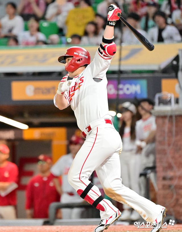 SSG 랜더스 중심타자 최정이 큰 부상을 피했다. SSG 구단은 22일 "금일 오전 최정 선수의 좌측 햄스트링 정밀 검진을 실시한 결과, 가벼운 염증 소견을 확인했다. 현재는 상태가 많이 호전되었으나 일부 불편감이 남아 있어 치료를 이어가고 있다"고 알렸다. 엑스포츠뉴스 DB