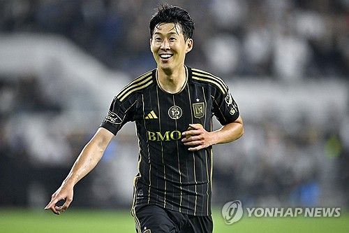 로스앤젤레스FC(LAFC)의 사령탑 스티브 체룬돌로 감독이 최근 뛰어난 활약상을 보여주고 있는 손흥민을 향해 극찬을 보냈다. 체룬돌로 감독은 '강렬함'과 '우수함'이라는 단어가 손흥민을 대표한다면서 공격수들이 손흥민처럼 득점을 해준다면 수비수들도 힘을 내 정규시간인 90분을 넘어 100분도 뛸 수 있을 거라며 손흥민을 치켜세웠다. 사진 연합뉴스