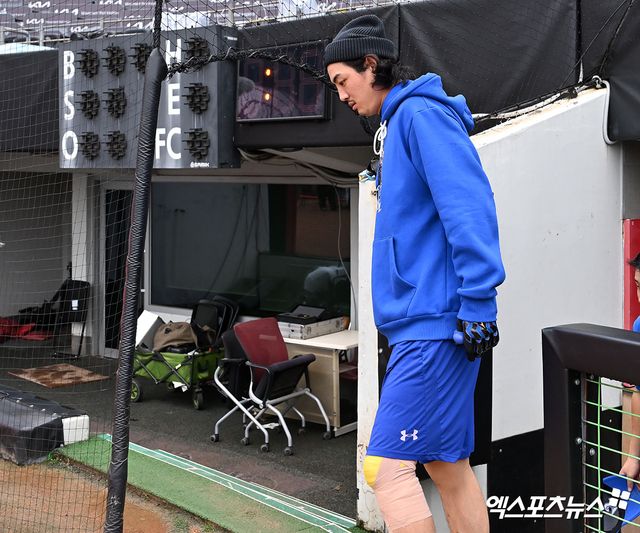 삼성 라이온즈 외야수 구자욱이 지난 15일 LG 트윈스와의 플레이오프 2차전에서 무릎 부상을 당한 뒤 26일 한국시리즈 4차전까지 게임엔 나서지 못하고 있다. 그라운드로 걸어나가는 구자욱. 엑스포츠뉴스 DB