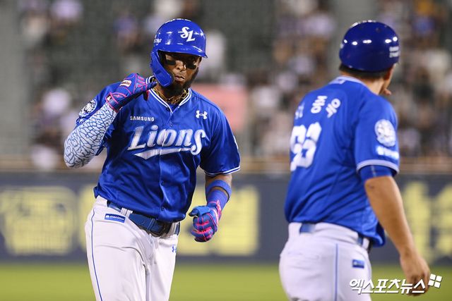 지난달 27일 오후 서울 송파구 잠실야구장에서 열린 '2025 신한 SOL Bank KBO리그' 삼성 라이온즈와 두산 베어스의 경기, 4회초 2사 삼성 디아즈가 홈런을 날리고 세리머니를 하고 있다. 엑스포츠뉴스 DB